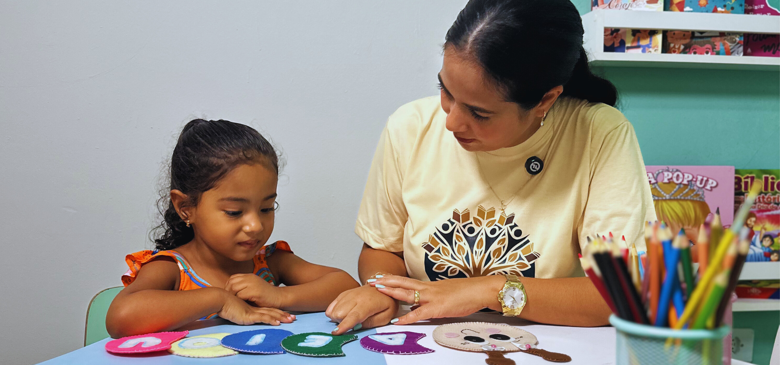 Professora e crianças pintando no Espaço Pedagógico Semeando